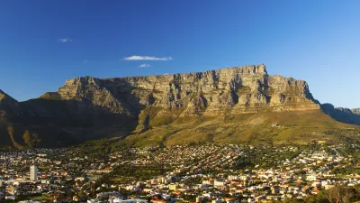Der Tafelberg überragt die Stadt Kapstadt in Südafrika.