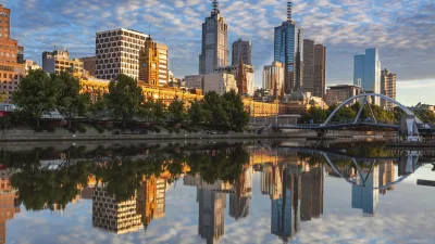 Melbourne Skyline spiegelt sich im Wasser