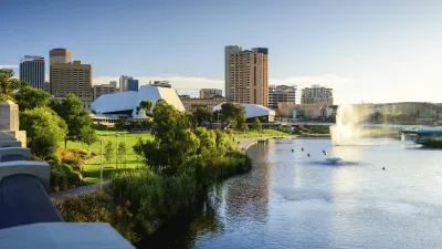 Adelaide Flusslandschaft mit Grünflächen und Gebäuden im Hintergrund