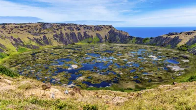 Vulkansee Rano Kau auf der Osterinsel mit dichter Vegetation.