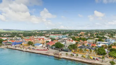 Bonaire's farbenfrohe Küstenstadt Kralendijk erstreckt sich am türkisfarbenen Meer.