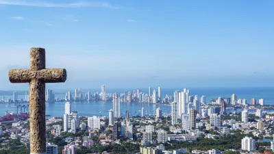 Kreuz auf einem Hügel mit Blick auf die Skyline von Cartagena