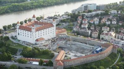 Bratislavas Burg mit Bauarbeiten im Vordergrund