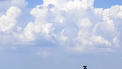 Pferde werden von einem Reiter in der ungarischen Puszta geführt