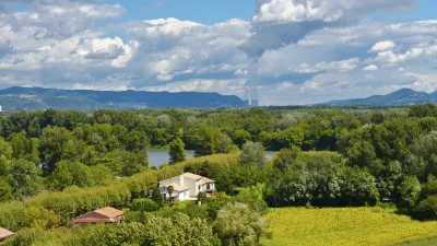 Französische Landschaft mit Wald und Feldern unter blauem Himmel