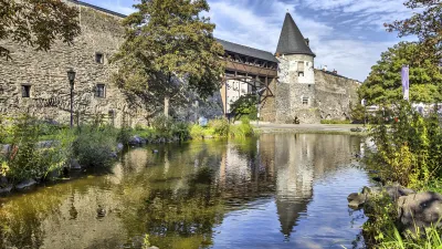 Historische Stadtmauer mit Wassergraben und mittelalterlichem Torturm