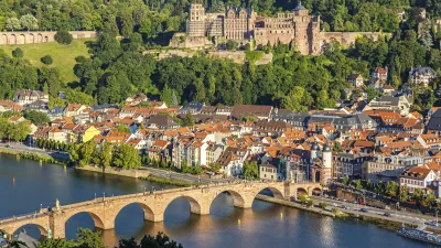 Heidelberger Schloss und Altstadt mit Brücke am Neckar.