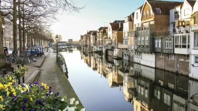 Gracht mit bunten Blumen und historischen Häusern in Gorinchem
