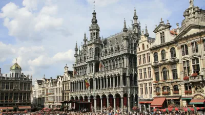 Das Brüsseler Rathaus dominiert den belebten Marktplatz.