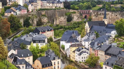 Panoramablick auf die Altstadt von Luxemburg mit historischen Gebäuden.