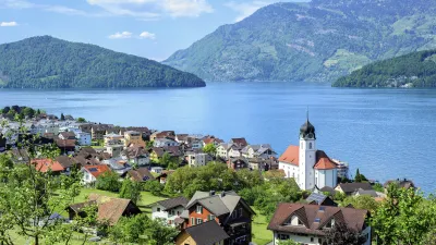 Schweizer Dorf am Vierwaldstättersee mit Kirche und Bergen