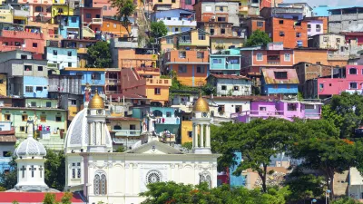 Bunte Häuser bedecken einen Hügel in Guayaquil, Ecuador