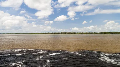 Zusammenfluss von zwei Flüssen mit unterschiedlicher Wasserfarbe.