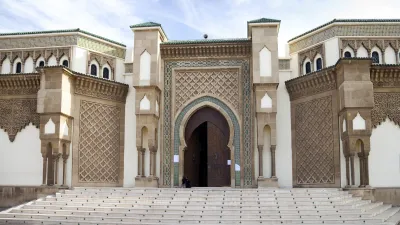 Marokkanische Moschee mit kunstvollen Verzierungen und einer breiten Treppe.