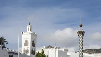 Marokkanische Architektur mit weißem Gebäude und Minarett.