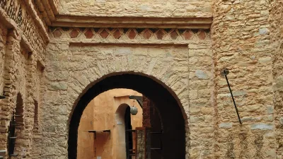 Gasse in der marokkanischen Medina mit Steinbögen und traditioneller Architektur