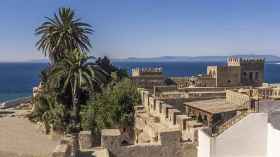 Marokkanische Festung mit Blick auf das blaue Meer.