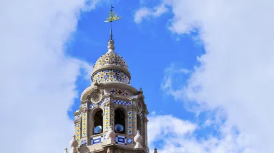 Der historische Glockenturm im Balboa Park in San Diego erhebt sich stolz.