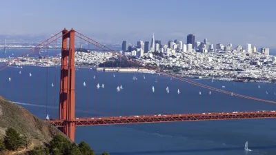 Die Golden Gate Bridge erstreckt sich über die Bucht von San Francisco.