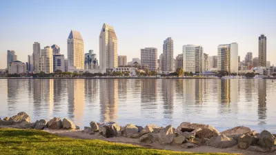 San Diego Skyline spiegelt sich im Wasser