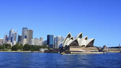 Das Sydney Opera House mit der Skyline der Stadt im Hintergrund.