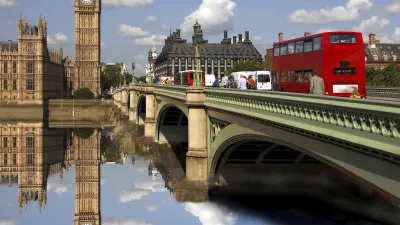 Big Ben und die Westminster Bridge spiegeln sich im Wasser.