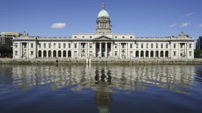 Dublin Castle spiegelt sich im Wasser