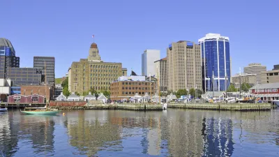 Halifax Hafen mit bunten Gebäuden und Booten im Wasser.