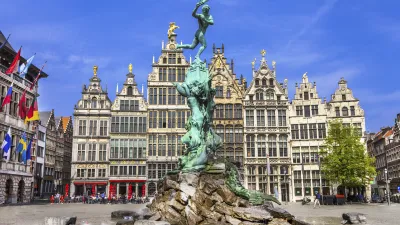 Der berühmte Brabo-Brunnen steht auf dem belebten Marktplatz von Antwerpen.