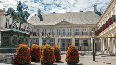 Königspalast Noordeinde in Den Haag mit Reiterstatue