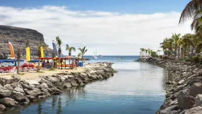 Bunte Sonnenschirme säumen den Hafen von Puerto Mogán auf Gran Canaria.