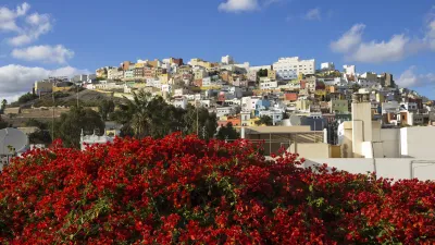 Bunte Häuser an einem Hang in Las Palmas de Gran Canaria