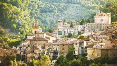 Historisches Dorf Valldemossa mit traditionellen Steinhäusern