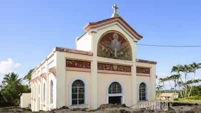 Weiße Kirche Notre-Dame des Laves mit Lavafeld im Vordergrund
