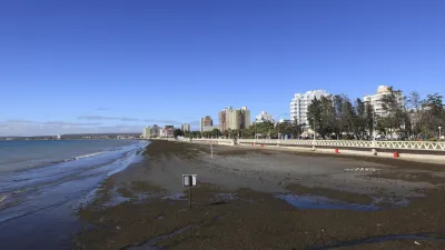 Strandlandschaft mit Gebäuden und dem Meer bei Puerto Madryn.