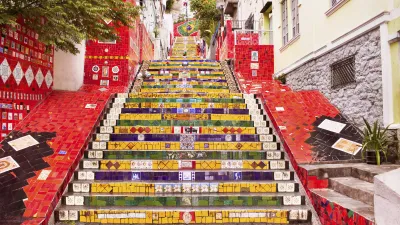 Bunte Treppe in Rio de Janeiro mit kunstvollen Fliesenmustern.