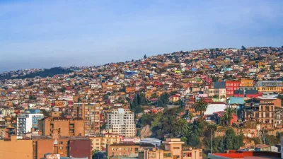 Buntes Stadtbild von Valparaíso mit vielen Häusern an einem Hügel.