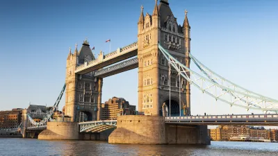 Die Tower Bridge in London erstreckt sich über die Themse.