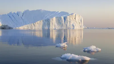 Eisberg spiegelt sich im ruhigen Wasser von Grönland.