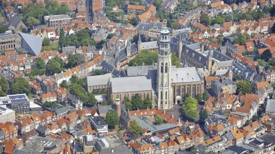 Middelburgs historische Innenstadt mit dem markanten Rathausturm.