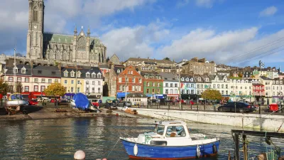Buntes Hafenbild mit historischen Gebäuden und Booten in Cork, Irland.