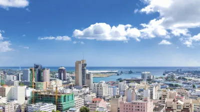 Panoramablick auf die Stadt Port Louis auf Mauritius mit bunten Gebäuden.
