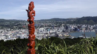 Traditioneller Maori-Schnitzpfahl überragt die Stadt Wellington