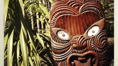 Maori-Schnitzerei einer Gesichtsstatue mit traditionellen Mustern.