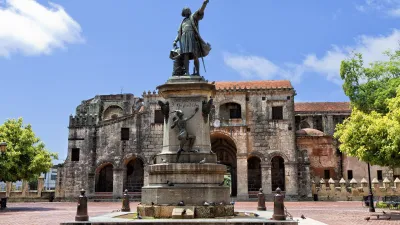 Kolumbus-Statue vor historischer Festung in Santo Domingo