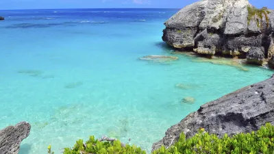 Türkisblaues Meer an einem felsigen Ufer in Bermuda.