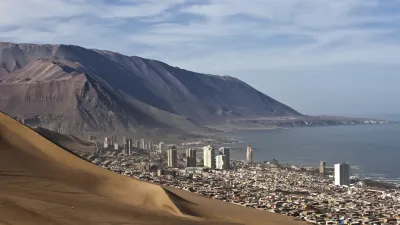 Chileanische Stadt Iquique mit Blick auf den Pazifik und die umliegenden Dünen