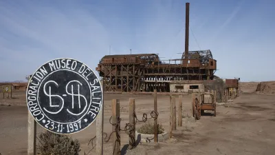 Verlassene Salpeterwerk-Anlage in der chilenischen Wüste.