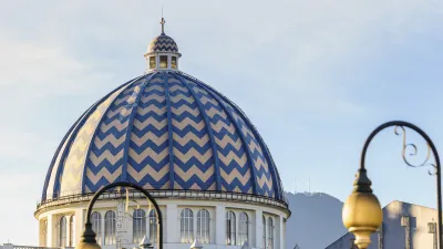 Blaue Kuppel einer Kirche in San Salvador