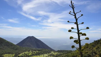 Vulkan Izalco erhebt sich über grüner Landschaft in El Salvador.